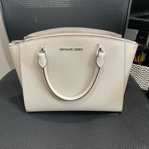 MK purse mint condition. No marks, scuffs or years. Comes with shoulder strap.